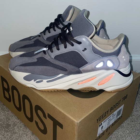 YEEZY Boost 700 Magnet - Picture 2 of 8